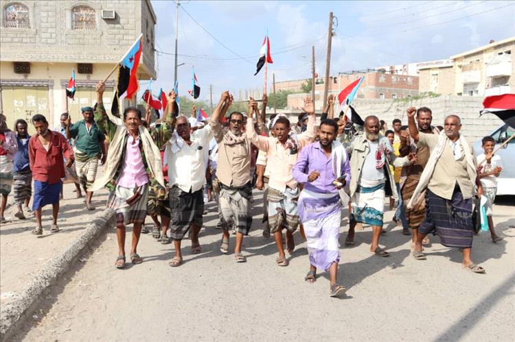 موكب جماهيري حاشد لأبناء منطقة الكود بخنفر يتجه راجلًا إلى ساحة الاعتصام بزنجبار لإعلان دولة الجنوب