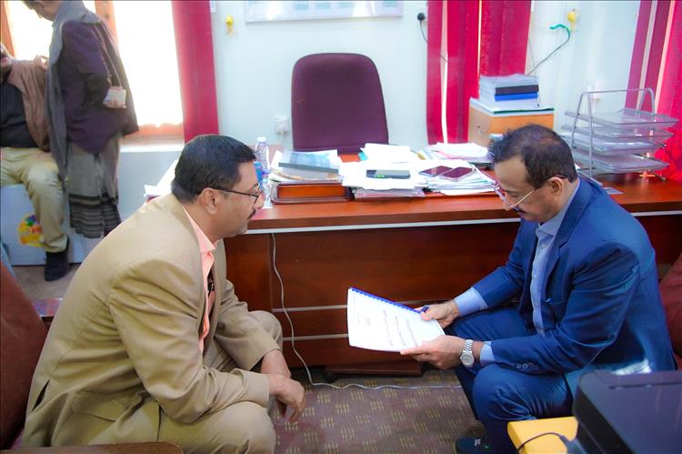 محافظ شبوة يطّلع على التقرير السنوي لمحاضر إتلاف السلع الغذائية لعام 2025