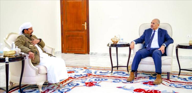اللواء الزبيدي يلتقي رئيس حلف قبائل شبوة ويشيد بدور القبيلة في الدفاع عن المكتسبات الوطنية الجنوبية