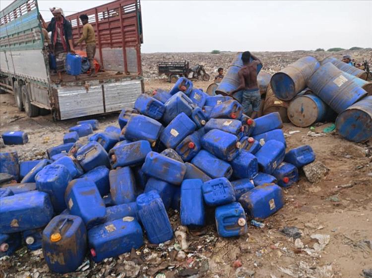 إتلاف ( 10 ) أطنان من المواد الكيميائية والزراعية منتهية الصلاحية في مديرية المنصورة بعدن