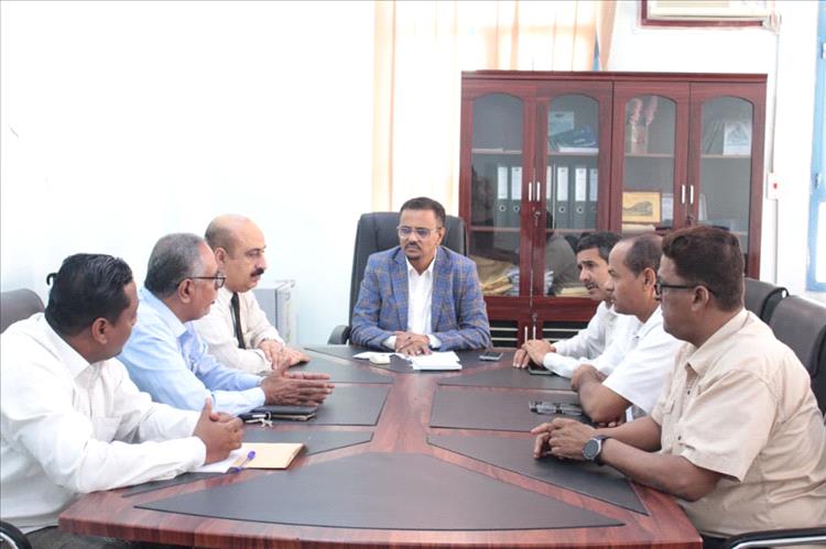 الأمين العام لمحلي حضرموت يترأس اجتماعاً لمناقشة سير العملية التربوية والتعليمية بساحل حضرموت