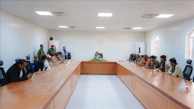 محافظ شبوة يلتقي عدداً من ضباط اللواء الثاني مشاة جبلي ويؤكد على أهمية دعم المؤسسة العسكرية بالمحافظة