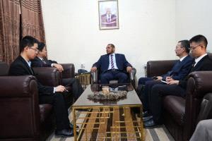 محافظ سقطرى يبحث مع القائم بأعمال السفارة الصينية تعزيز التعاون التنموي وحماية التنوع الحيوي