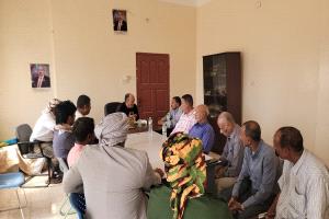 نائب وزير الصناعة والتجارة يبحث مع قيادة مديرية قلنسية آليات تنشيط الاستثمار وتعزيز الرقابة وضبط الأسعار بسقطرى