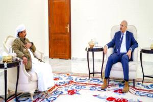 اللواء الزبيدي يلتقي رئيس حلف قبائل شبوة ويشيد بدور القبيلة في الدفاع عن المكتسبات الوطنية الجنوبية