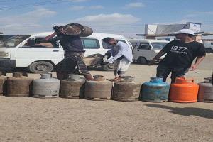 قطاع قبلي يوقف إمدادات الغاز من مأرب إلى عدن ويطالب بالإفراج عن محتجزين في حضرموت