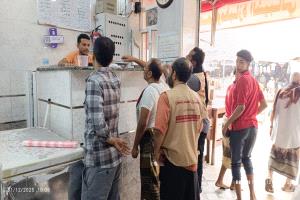 بعد تلقي شكاوى مواطنين.. نزول ميداني لمكتب الصناعة والتجارة بالشيخ عثمان لضبط أسعار المطاعم والمخابيز