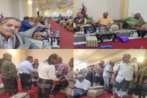 قيادات عسكرية وأمنية وشخصيات اجتماعية وتربوية يقدمون واجب العزاء لـ آل شاكلة وصهرهم اللواء عبدالله عبدربه