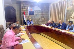 محافظ تعز يوجه بتشكيل لجنة لإعداد خطة لمواجهة أزمة المياه