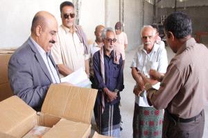 باعباد يدشن توزيع الكتب العلمية لرفد ثمان مكتبات بثانويات ومجمعات تعليمية مقدمة من فاعل خير من المملكة العربية السعودية