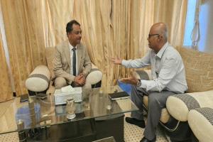 باعوم يبحث مع مدير ضرائب وادي حضرموت إعادة ترتيب النظام الضريبي ووقف الهدر