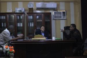 محلي أبين يناقش معوقات تأهيل طرق خنفر ويوجّه بدعم نادي خنفر