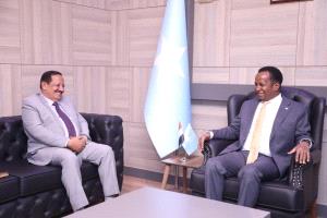 السفير الحنق يبحث مع وزير الخارجية الصومالي سبل تعزيز العلاقات الثنائية