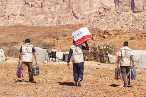 الهلال الاماراتي يدشن حملة «كسوة الشتاء» على عدد من سكان المرتفعات والصحراء بشبوة.