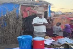 مدير الوحدة التنفيذية بالحديدة يناشد لإنقاذ نازحي الخوخة بعد توقف دعم المنظمات