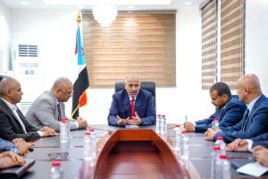 الزُبيدي يتفقد جاهزية وزارة الاتصالات وتقنية المعلومات ويؤكد أهمية تطوير القطاع