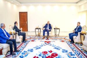 الزُبيدي يطّلع على الوضع الصحي العام بالعاصمة عدن والمحافظات المحررة