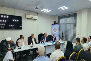 نائب وزير الصناعة والتجارة يؤكد أولوية السلع الأساسية وتوطين الصناعات ويشيد بتجهيزات مبنى الغرفة التجارية