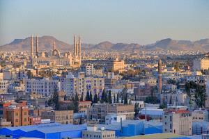 مصادر سياسية: وفد حوثي يغادر صنعاء إلى مسقط برفقة وفد عماني وعدد من البحّارة المفرج عنهم