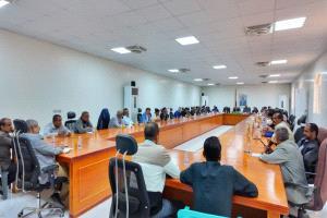 تنفيذي شبوة يشدد على أهمية توحيد الصف وتعزيز دور أبناء المحافظة في حفظ الأمن والاستقرار