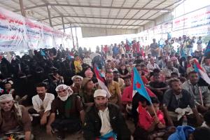 حشود كبيرة في ساحة مخيم الاعتصام المفتوح بأبين تجسد وحدة الصف الجنوبي