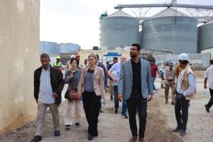 وفد من البنك الدولي يتفقد مركز الأنزال السمكي في عدن