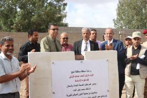 محافظ لحج يضع حجر الأساس لمشروع مركز معالجة سوء التغذية بتبن