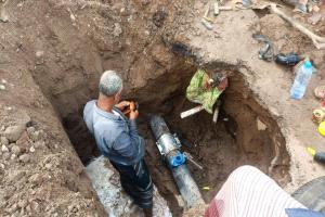 إصلاح أنبوب المياه المغذي لعدد من المناطق في مديرية المنصورة بعدن