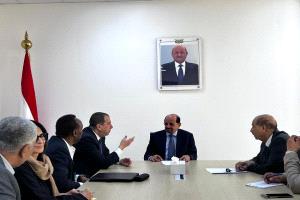 وزير الخارجية يبحث مع مبعوث برنامج الغذاء العالمي تعزيز العمل الإنساني