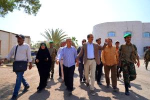 محافظ عدن يطّلع على سير العمل في مبنى إدارتي الطرق والإنارة ويوجّه بمعالجة أي إشكاليات تعترض تنفيذ المشاريع الجارية