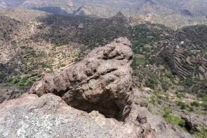 مناشدة عاجلة من أهالي بلاد أهل علي حمادة بالأزارق لإزالة صخور مهدِّدة للحياة