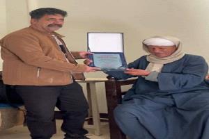 بعد نصف قرن من الفراق.. طلاب يمنيون من يافع يفاجئون معلمهم المصري بزيارة وفاء في صعيد مصر