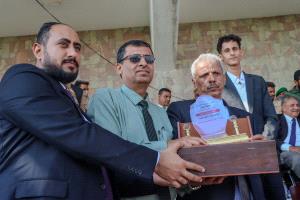 محافظ لحج يكرم أسرة الشهيد لبوزة خلال الاحتفال الكرنفالي بالعيد الـ58 للاستقلال