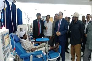 وزير الصحة ومحافظ الحديدة يتفقدان مركز الغسيل الكلوي في الخوخة