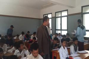 مستشار مدير عام تربية أبين "النوباني" يتفقد سير عملية الاختبارات بمدرسة "ذمثبة" ومجمع الفقيد السنيدي بسرار