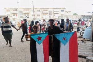 مشاركة لافتة للأطفال في ساحة الاعتصام المفتوح بزنجبار تعكس اتساع الحراك الشعبي بأبين