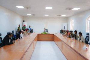 محافظ شبوة يلتقي عدداً من ضباط اللواء الثاني مشاة جبلي ويؤكد على أهمية دعم المؤسسة العسكرية بالمحافظة