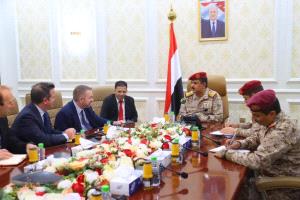 وزير الدفاع يلتقي في عدن كبير المستشارين العسكريين البريطانيين في الشرق الاوسط