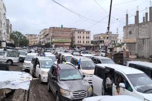 موكب أبناء ردفان ينطلق من مدينة الحبيلين إلى ساحة العروض بخور مكسر للمشاركة في الاعتصام الشعبي المطالب باستقلال الجنوب