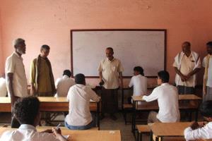 مدير عام بروم ميفع ومدير إدارة التربية والتعليم يدشّنان اختبارات الفصل الدراسي الأول لطلاب التعليم الأساسي والثانوي