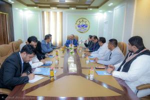 وزير النقل يناقش مع قيادة المهرة سبل تطوير قطاعات النقل ويؤكد أولوية دعم المشاريع الاستراتيجية بالمحافظة