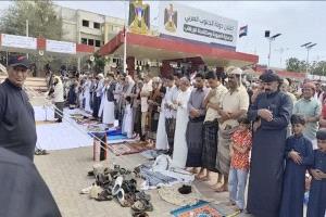 حشود جماهيرية تؤدي صلاة الجمعة في ساحة العروض بخور مكسر