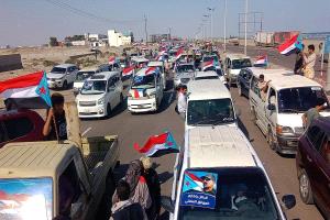 موكب جماهيري من باكازم والمحَفَد وأحور يصل ساحة العروض بخور مكسر للمشاركة في اعتصام الاستقلال