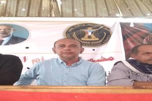 من ساحة اعتصام زنجبار .. مأمور زنجبار يدعو أبناء المحافظة التوجه غدا لساحة العروض عدن