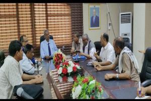 محافظ لحج يناقش نتائج التحليل لمشروعي تأهيل سكن الطالبات وبناء قسم أمن المسيمير