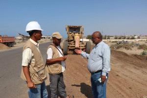 عليان يتفقد الأعمال الجارية لمشروع إعادة تأهيل خط الخوخةالمخا