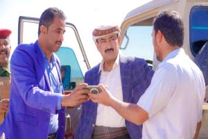 محافظ شبوة يعلن المضي في إنجاز المدخل الغربي لعتق ويحدد 2026 عامًا لمشاريع الطرق الكبرى بدعم الإمارات