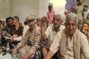 قائد قوات الحزام الأمني بالمنطقة الوسطى أبو عرب يشارك في اعتصام لودر