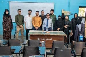 تقديرًا لجهوده الجبّارة.. الدفعة الأولى بكلية الإعلام تُكرّم مؤسس الكلية وعميدها السابق الدكتور محمد علي الكازمي