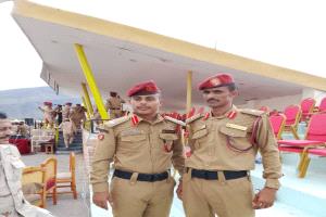 قائد اللواء الثاني دعم وإسناد العميد مازن الجنيدي يهنئ الضابط ياسين الشتيمي بمناسبة تخرجه من الكلية الحربية